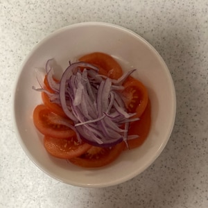 トマトと紫玉ねぎのガーリックサラダ
